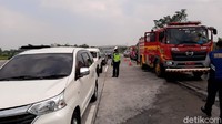 Karena peristiwa ini, arus kendaraan sempat menumpuk. Begitu api dipadamkan kami dan anggota langsung mengurai kemacetan. Sekarang sudah lancar, pungkas Rahmad.