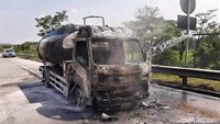 Penampakan truk tangki bermuatan bahan bakar minyak (BBM) solar yang terbakar di Tol Pandaan-Malang, Pasuruan, Jawa Timur, Rabu (20/10/2021)