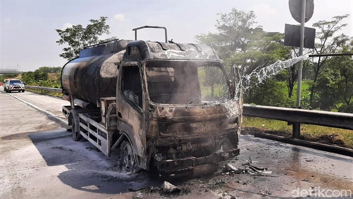 Penampakan Truk BBM Solar yang Terbakar di Tol Pandaan-Malang Truk tangki bermuatan BBM solar terbakar di Tol Pandaan-Malang. Akibat kebakaraan, bagian mobil pun ludes dilalap si jago merah.