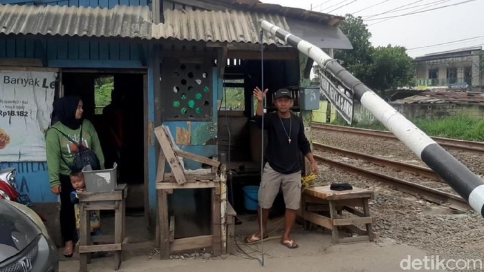 Penjaga Palang Pintu Kereta di Bogor