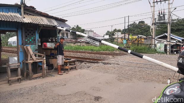 Penjaga Palang Pintu Kereta di Bogor
