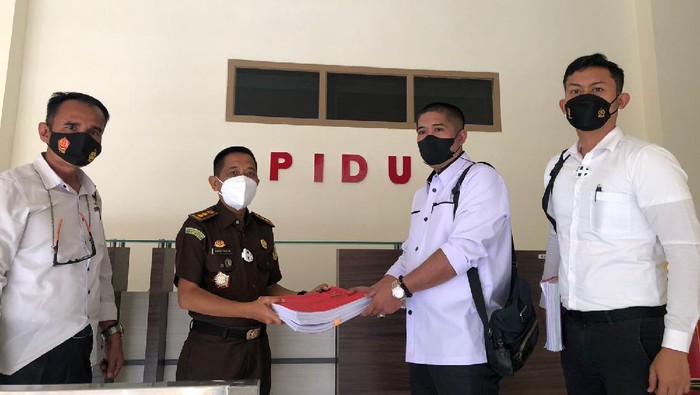 Penyidik Ditreskrimum Polda Lampung menyerahkan berkas perkara pelanggaran prokes 3 petinggi Khilafatul Muslimin ke Kejati Lampung