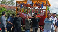 Perayaan Maulid Nabi Muhammad SAW berlangsung setiap Bulan Mulud pada penanggalan Jawa dilangsungkan dengan mengumpulkan dan membagikan sedekah untuk warga yang tidak mampu. ANTARA FOTO/Asep Fathulrahman