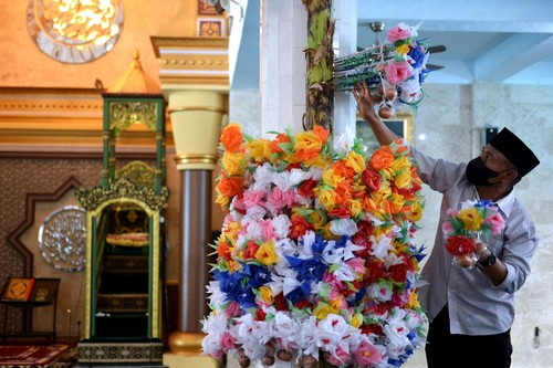 Sejumlah anak berebut uang yang dibagikan warga saat kegiatan peringatan Maulid Nabi Muhammad SAW di kawasan Kepaon, Denpasar, Bali, Selasa (19/10/2021). Warga setempat memeriahkan peringatan Maulid Nabi Muhammad SAW dengan melakukan sejumlah tradisi seperti menyusun telur yang disusun pada Bale Suji, megibung atau makan bersama serta metabur yaitu membagikan uang yang akan direbut warga lainnya. ANTARA FOTO/Fikri Yusuf/aww.