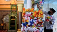 Berbeda lagi dengan warga di Pulau Dewata Bali. Warga merangkai telur yang dihias pada Bale Suji saat kegiatan peringatan Maulid Nabi Muhammad SAW di kawasan Kepaon, Denpasar, Bali, Selasa (19/10/2021). ANTARA FOTO/Fikri Yusuf