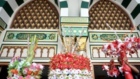 Warga setempat memeriahkan peringatan Maulid Nabi Muhammad SAW dengan melakukan sejumlah tradisi seperti menyusun telur yang disusun pada Bale Suji, megibung atau makan bersama serta metabur yaitu membagikan uang yang akan direbut warga lainnya. ANTARA FOTO/Fikri Yusuf