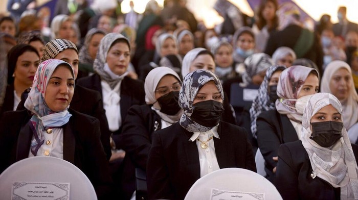 Sebanyak 98 perempuan dilantik menjadi hakim tinggi Dewan Negara Mesir. Pelantikan 98 perempuan itu pun menjadi yang pertama dalam sejarah Mesir.