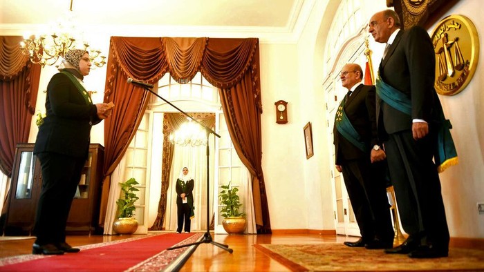 Pertama di Mesir, 98 Perempuan Dilantik Jadi Hakim Tinggi Dewan Negara Sebanyak 98 perempuan dilantik menjadi hakim tinggi Dewan Negara Mesir. Pelantikan 98 perempuan itu pun menjadi yang pertama dalam sejarah Mesir.