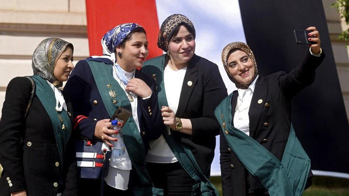 Sebanyak 98 perempuan dilantik menjadi hakim tinggi Dewan Negara Mesir. Pelantikan 98 perempuan itu pun menjadi yang pertama dalam sejarah Mesir.