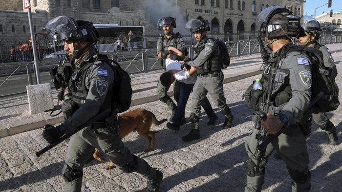 Israeli border police officers detain a Palestinian youth during clashes between Palestinians and Israeli police as thousands of Muslims flocked to Jerusalems Old City to celebrate the Prophet Muhammads birthday, Tuesday, Oct. 19, 2021. (AP Photo/Mahmoud Illean)