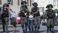 Sementara itu, melansir AP, bentrok sempat terjadi saat ribuan umat Muslim berdatangan ke kompleks Masjid Al-Aqsa untuk memperingati Maulid Nabi Muhammad SAW.  AP Photo/Mahmoud Illean. 