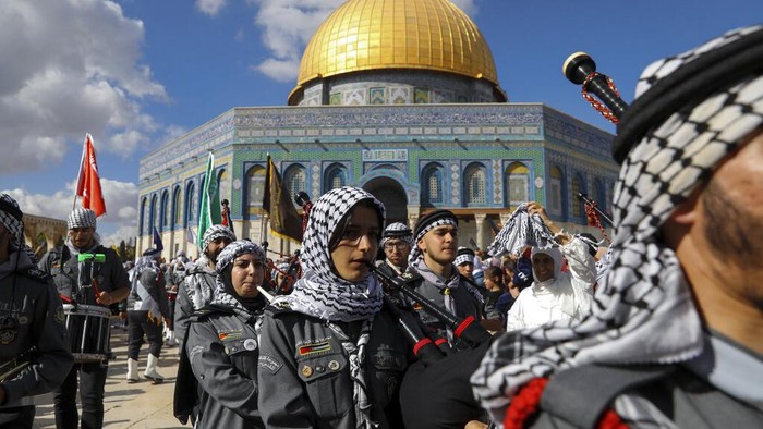 Warga Palestina berdatangan ke kompleks Masjid Al-Aqsa untuk peringati Maulid Nabi Muhammad SAW. Seperti apa kemeriahannya? Lihat yuk.