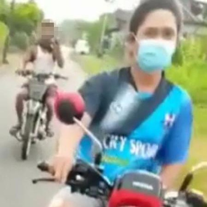 Video pria berkendara sambil onani beredar melalui aplikasi percakapan. Aksi tak senonoh itu terjadi di Banyuwangi.