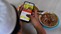 Terakhir ada juga Restoran yang memberikankan promo makan soto gratis pada 19-20 Oktober 2021 bagi warga yang memiliki nama Muhammad dan Ahmad dalam rangka memperingati Maulid Nabi Muhammad SAW 1443 Hijriah. ANTARA FOTO/Indrianto Eko Suwarso