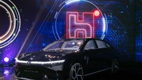 Perusahaan perakit iPhone, Foxconn, resmi memperkenalkan tiga prototipe kendaraan listrik pertamanya. Hadirnya kendaraan EV ini merupakan rencana ambisius dari Foxconn untuk membangun kendaraan canggih sesuai kebutuhan konsumen di masa depan. Foto: Foxconn