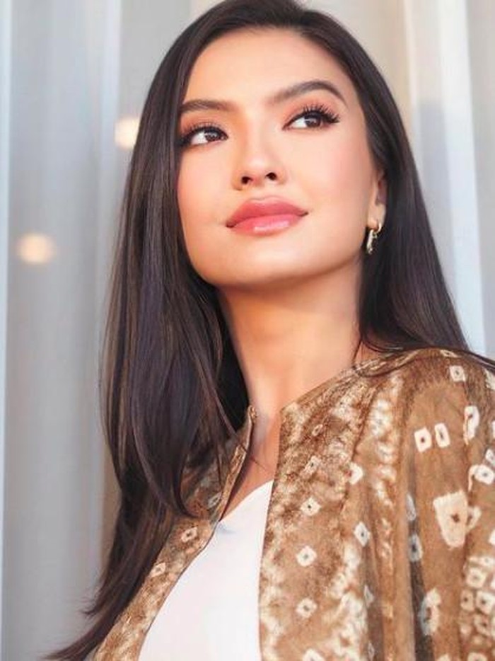 10 Pesona Raline Shah Yang Selalu Cantik