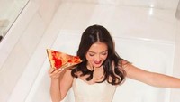 Enak banget makan pizza. Foto: Instagram Raline Shah