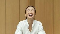 Ngetawain apa sih Raline Shah? Foto: Instagram Raline Shah