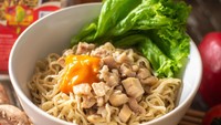Malang juga punya racikan mie ayam spesial, namanya cwie mie malan. Ayam cincang dengan kaldu ayam bening. Bumbunya minimalis dan bisa kamu racik dengan petunjuk resep ini. Foto: iStock