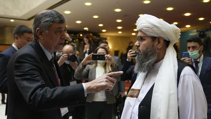 Members of the political delegation from the Afghan Talibans movement attend talks involving Afghan representatives in Moscow, Russia, Wednesday, Oct. 20, 2021. Russia invited the Taliban and other Afghan parties for talks voicing hope they will help encourage discussions and tackle Afghanistans challenges. (AP Photo/Alexander Zemlianichenko, Pool)