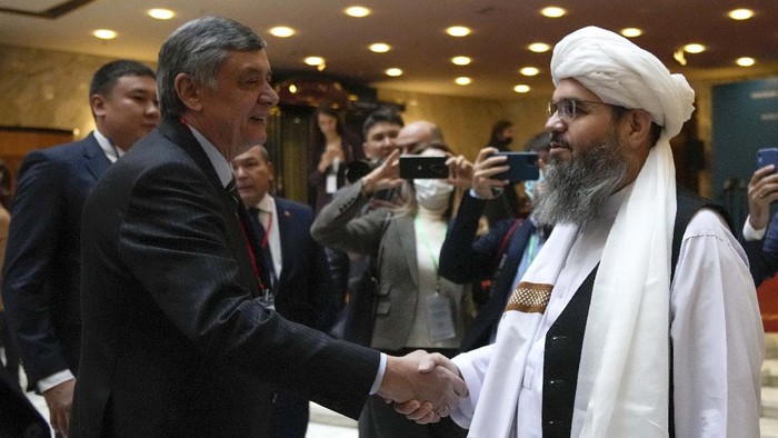 Russia Afghanistan Members of the political delegation from the Afghan Taliban's movement attend talks involving Afghan representatives in Moscow, Russia, Wednesday, Oct. 20, 2021. Russia invited the Taliban and other Afghan parties for talks voicing hope they will help encourage discussions and tackle Afghanistan's challenges. (AP Photo/Alexander Zemlianichenko, Pool)