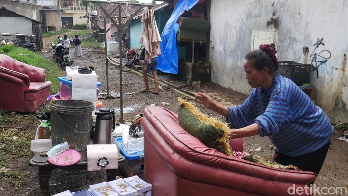 Sedikitnya 15 rumah warga di Lembang, terdampak banjir bandang pada Selasa (19/10) sore hingga malam. Kini warga pun mulai membersihkan rumah mereka pascabanjir