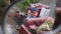 Kini warga tengah berjibaku melakukan pembersihan rumah dan perabot yang terendam banjir setinggi 50 centimeter ditambah dengan material banjir berupa lumpur yang tergerus air dari lahan pertanian di atas perkampungan mereka. Untuk membantu warga melakukan pembersihan sisa banjir yang menerjang, satu unit truk pemadam kebakaran diterjunkan ke lokasi banjir.