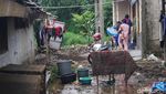 Saat Warga Ramai-ramai Bersihkan Sisa Banjir di Lembang