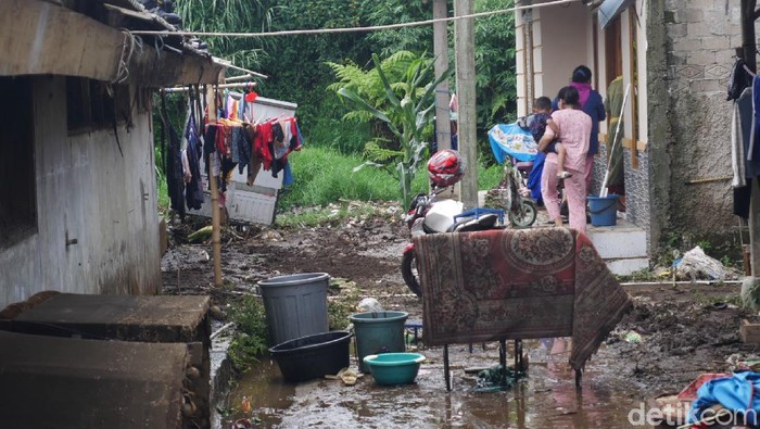 Saat Warga Ramai-ramai Bersihkan Sisa Banjir di Lembang Sedikitnya 15 rumah warga di Lembang, terdampak banjir bandang pada Selasa (19/10) sore hingga malam. Kini warga pun mulai membersihkan rumah mereka pascabanjir