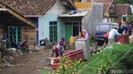 Saat Warga Ramai-ramai Bersihkan Sisa Banjir di Lembang