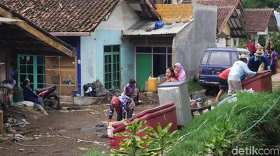 Saat Warga Ramai-ramai Bersihkan Sisa Banjir di Lembang