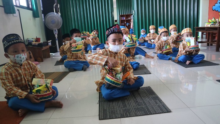 PAUD TBS Kudus menggelar acara golok-golok menthok memperingati Maulid Nabi Muhammad SAW, Rabu (20/10/2021).