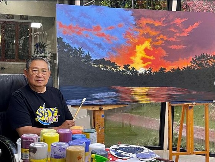 SBY melukis langit senja (dok. Instagram @aniyudhoyono) SBY melukis langit senja (dok. Instagram @aniyudhoyono)