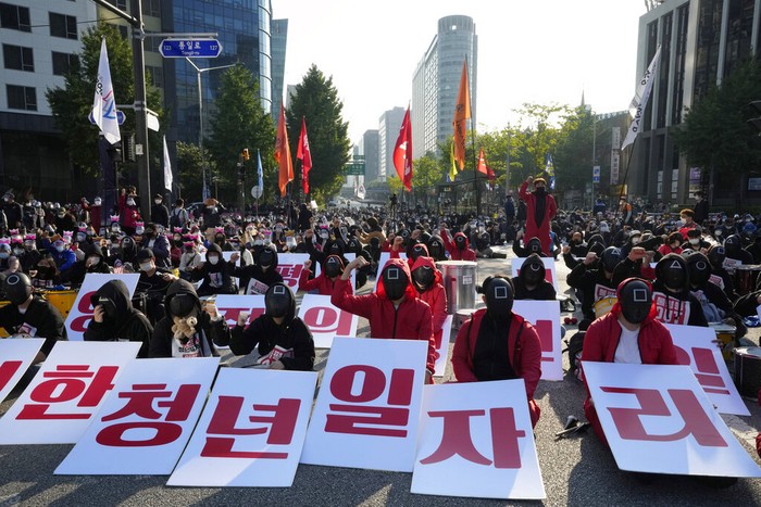 'Squid Game' Ikut Unjuk Rasa di Seoul Buruh mengenakan kostum 'Squid Game' dalam unjuk rasa di Seoul, Korea Selatan. Mereka menuntut perbaikan keselamatan kerja.