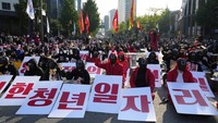 Dampak kerumunan disayangkan sejumlah pihak terkait kenaikan kasus Corona di Seoul. 