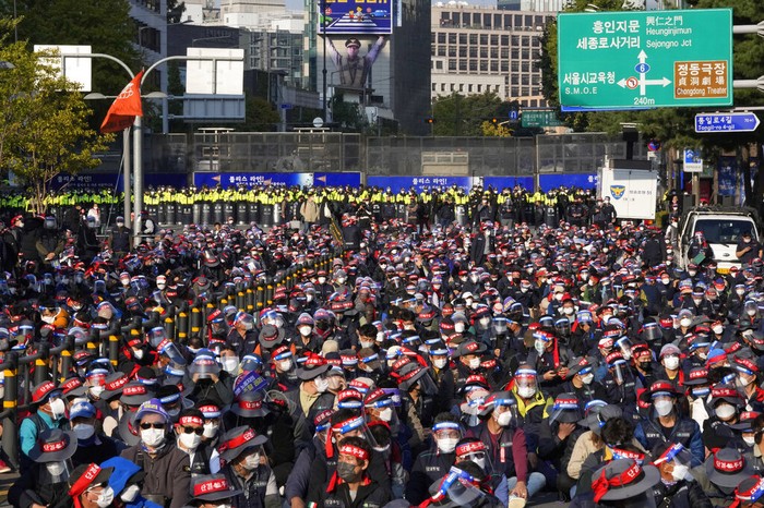 Buruh mengenakan kostum 'Squid Game' dalam unjuk rasa di Seoul, Korea Selatan. Mereka menuntut perbaikan keselamatan kerja.