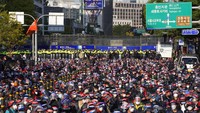 Jalanan kota Seoul dipenuhi pengunjukrasa.