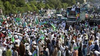 Tampak ribuan umat Muslim Pakistan tumpah ruah memadati jalanan saat ikut serta dalam pawai perayaan Maulid Nabi Muhammad SAW. AP Photo/K.M. Chaudary.