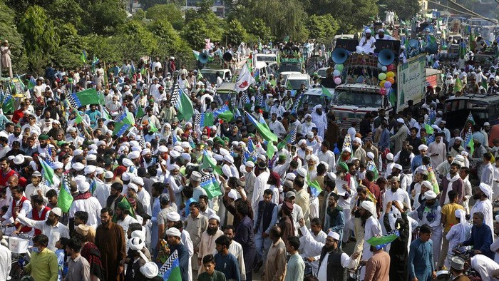 Warga Pakistan tumpah ruah padati jalanan saat rayakan Maulid Nabi Muhammad SAW. Dalam kegiatan itu, warga turut bagikan makanan gratis bagi warga kurang mampu.