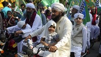 Tak hanya di Karachi, perayaan Maulid Nabi juga tampak meriah di kawasan Lahore. Tak sedikit warga yang membawa serta anggota keluarga mereka yang lain saat mengikuti pawai perayaan Maulid Nabi. AP Photo/K.M. Chaudary.  