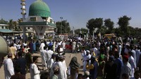Begini suasana di kawasan Karachi, Pakistan, saat umat Muslim ramai-ramai merayakan Maulid Nabi Muhammad SAW. AP Photo/Fareed Khan.