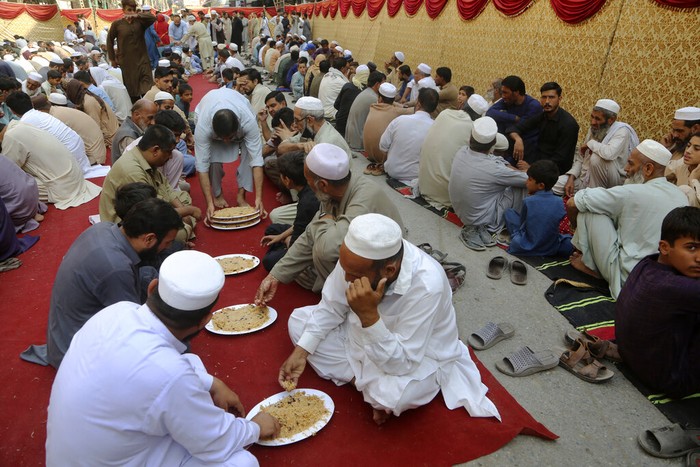 Warga Pakistan tumpah ruah padati jalanan saat rayakan Maulid Nabi Muhammad SAW. Dalam kegiatan itu, warga turut bagikan makanan gratis bagi warga kurang mampu.