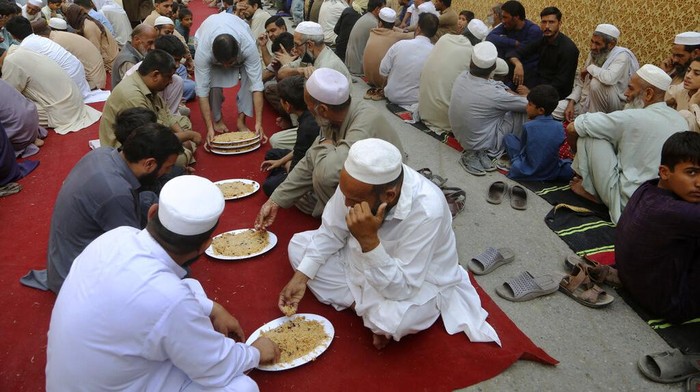 Suka Cita Warga Pakistan di Tengah Perayaan Maulid Nabi Warga Pakistan tumpah ruah padati jalanan saat rayakan Maulid Nabi Muhammad SAW. Dalam kegiatan itu, warga turut bagikan makanan gratis bagi warga kurang mampu.