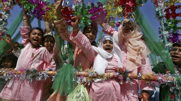 Suka Cita Warga Pakistan di Tengah Perayaan Maulid Nabi Warga Pakistan tumpah ruah padati jalanan saat rayakan Maulid Nabi Muhammad SAW. Dalam kegiatan itu, warga turut bagikan makanan gratis bagi warga kurang mampu.