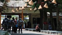 Ratusan warga silih berganti masuk ke Taman Satwa Taru Jurug, Solo, Jawa Tengah.