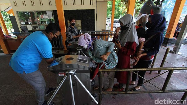 Manajemen Jurug juga menyediaka Wifi gratis bagi pengunjung yang kekurangan kuota untuk memasang aplikasi. Manajemen Jurug juga menyediaka Wifi gratis bagi pengunjung yang kekurangan kuota untuk memasang aplikasi.