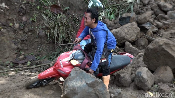 Tanah longsor memutus akses jalan utama menuju enam desa di Kecamatan Tubbi Taramanu (Tutar), Kabupaten Polewali Mandar. (Abdy Febriady/detikcom)