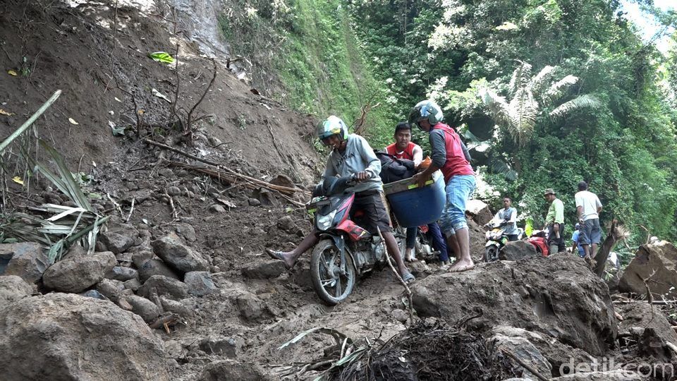Tanah longsor memutus akses jalan utama menuju enam desa di Kecamatan Tubbi Taramanu (Tutar), Kabupaten Polewali Mandar. (Abdy Febriady/detikcom)
