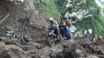 Potret Jalan di Polewali Mandar yang Tertutup Longsor