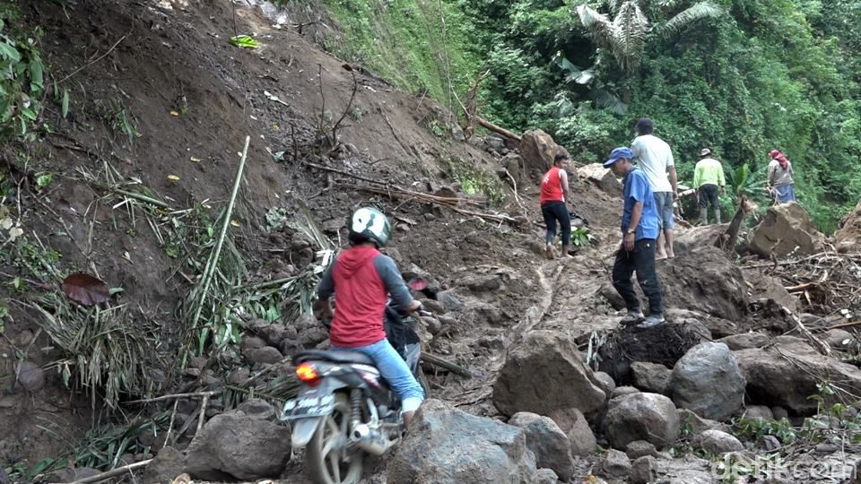 Tanah longsor memutus akses jalan utama menuju enam desa di Kecamatan Tubbi Taramanu (Tutar), Kabupaten Polewali Mandar. (Abdy Febriady/detikcom)
